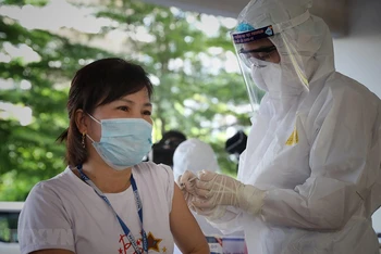 Tiêm vaccine phòng Covid-19 cho công nhân trong các khu công nghiệp ở Bắc Ninh, Bắc Giang. Ảnh: TTXVN