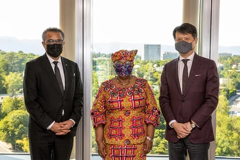 Từ trái qua phải: Tổng giám đốc WHO Tedros Adhanom Ghebreyesus, Tổng giám đốc WTO Ngozi Okonjo-Iweala và Tổng giám đốc WIPO Daren Tang. (Ảnh: WHO)