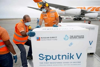 Lô vaccine Sputnik V tới Caracas, Venezuela, tháng 3-2021. (Ảnh: Reuters)