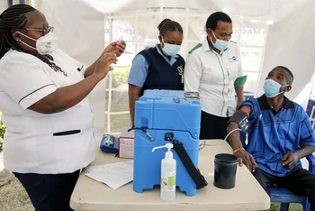 Người dân Kenya tiêm vaccine ngừa Covid-19 được phân bổ thông qua COVAX. (Ảnh: AP)