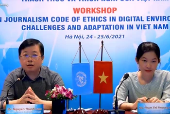 Cục trưởng Cục Báo chí Nguyễn Thanh Lâm (bên trái) phát biểu tham luận tại hội thảo. (Ảnh chụp màn hình)