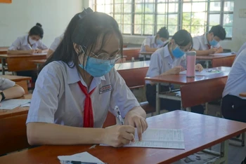 Các thí sinh dự thi vào lớp 10 tại điểm thi trường THPT Phan Châu Trinh.