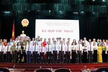 Các đại biểu Hội đồng nhân dân tỉnh Sơn La tại kỳ họp thứ nhất.