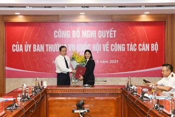 Đồng chí Trần Thanh Mẫn, Ủy viên Bộ Chính trị, Phó Chủ tịch Thường trực Quốc hội trao Nghị quyết cho tân Phó Tổng Kiểm toán Nhà nước Hà Thị Mỹ Dung.
