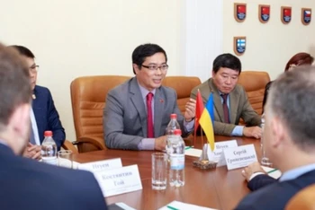 Đại sứ Việt Nam tại Ukraine Nguyễn Hồng Thạch làm việc với lãnh đạo tỉnh Odessa.