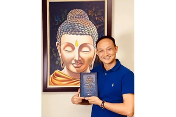 Bác sĩ Trần Quốc Khánh và ấn bản đặc biệt cuốn sách “Nơi ánh sáng không bao giờ tắt”.