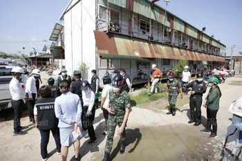 Các quan chức Thái Lan đang kiểm tra một khu nhà ở của công nhân ở thủ đô Bangkok. (Ảnh: Bưu điện Bangkok)
