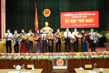 Lãnh đạo tỉnh Hà Tĩnh tặng hoa chúc mừng các đồng chí được bầu giữ chức danh chủ chốt Hội đồng nhân dân, Ủy ban nhân dân tỉnh nhiệm kỳ 2021 -2026.