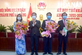 Bí thư Thành ủy Đà Nẵng Nguyễn Văn Quảng tặng hoa chúc mừng các đồng chí lãnh đạo HĐND TP Đà Nẵng nhiệm kỳ mới.