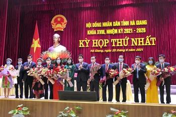 Đồng chí Đặng Quốc Khánh, Ủy viên Trung ương Đảng, Bí thư Tỉnh ủy Hà Giang tặng hoa chức mừng Thường trực Hội đồng nhân dân và lãnh đạo các ban Hội đồng nhân dân tỉnh khóa 18. 