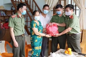 Lực lượng An ninh Công an tỉnh Thanh Hóa trao tặng quà cho đồng đội có gia cảnh khó khăn.