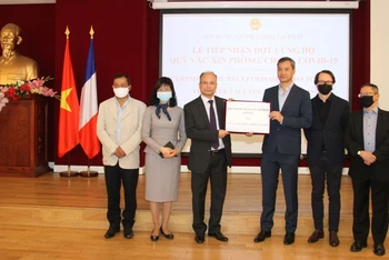  Đại diện Hội người Việt Nam tại Pháp trao tiền ủng hộ Quỹ vaccine phòng, chống Covid 19.