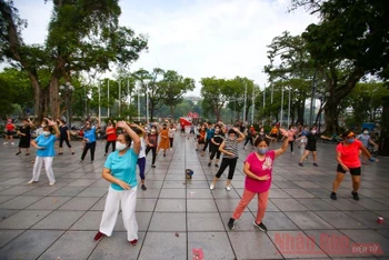 Khu vực chung quanh hồ Hoàn Kiếm, hồ Tây, các địa điểm công cộng sôi động các hoạt động thể thao ngoài trời trong sáng ngày 26-6. Ảnh: Đăng Anh