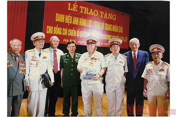 Đồng chí Kostas Sarantidis Nguyễn Văn Lập (thứ tư, từ bên phải) cùng nhà báo Đặng Minh Phương (thứ hai, từ bên phải) và đồng đội, bạn bè trong ngày nhận danh hiệu Anh hùng Lực lượng vũ trang nhân dân Việt Nam.