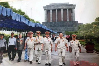 Anh hùng Lực lượng vũ trang nhân dân Việt Nam Kostas Sarantidis Nguyễn Văn Lập (thứ 5, từ phải) cùng đồng đội viếng lăng Bác Hồ. 