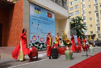 Lễ khai trương Văn phòng Lãnh sự danh dự Việt Nam tại Odessa được tổ chức trọng thể tại Làng Sen của người Việt ở Odessa.