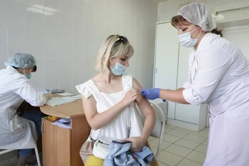 Người Nga đi tiêm vaccine phòng Covid-19. (Ảnh: TASS)