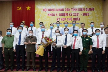 Thường trực và các thành viên Ủy ban nhân dân tỉnh Kiên Giang nhiệm kỳ mới ra mắt.