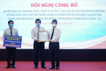 Phó Bí thư Thường trực tỉnh ủy Bình Dương Võ Văn Minh (thứ nhất, từ phải qua) trao Bảng tri ân cho đại diện Tổng Công ty Becamex IDC.