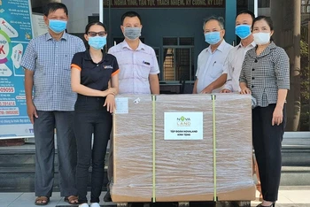 Sở Y tế Phú Yên đã tiếp nhận máy tách chiết tự động do Tập đoàn Novaland trao tặng. 