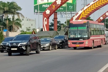 Chốt kiểm dịch Tân Đệ, huyện Vũ Thư, tỉnh Thái Bình tăng cường kiểm tra các xe khách đi qua địa bàn.
