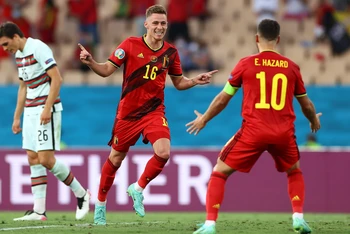 Thorgan Hazard ăn mừng bàn thắng vào lưới Bồ Đào Nha với anh trai Eden Hazard, giúp tuyển Bỉ bước vào tứ kết Euro 2020. (Ảnh: Getty Images)