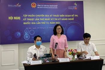 Phó Tổng Cục trưởng Nguyễn Thị Việt Hương chia sẻ thông tin Kỳ thi Kỹ năng nghề quốc gia tại hội nghị.