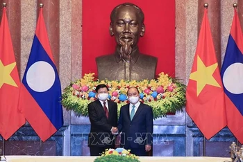 Chủ tịch nước Nguyễn Xuân Phúc hội kiến Tổng Bí thư, Chủ tịch nước Lào Thongloun Sisoulith. (Ảnh: TTXVN)