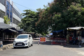 Đoạn đường Ngô Quyền vào chợ trung tâm thành phố Tuy Hòa đoạn từ Trần Hưng Đạo đến Lê Lợi đã bị phong tỏa.