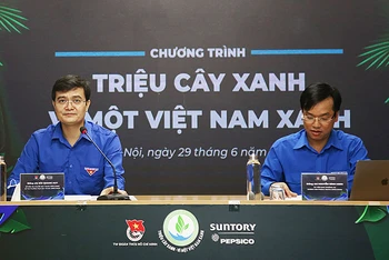 Đồng chí Bùi Quang Huy (bên trái) cung cấp thông tin về các hoạt động trong khuôn khổ Chương trình “Triệu cây xanh - Vì một Việt Nam xanh”.