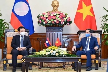 Buổi làm việc giữa Bộ trưởng Ngoại giao Bùi Thanh Sơn và Bộ trưởng Ngoại giao Lào Saleumxay Kommasith(Ảnh: Báo Thế giới và Việt Nam)