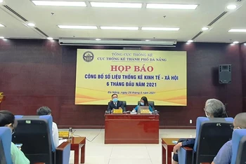 Họp báo thông tin về kinh tế xã hội Đà Nẵng sáu tháng đầu năm 2021. 