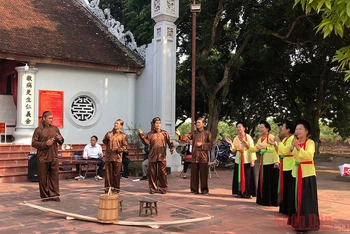 Trình diễn hát trống quân ở Hưng Yên cho khách du lịch. 