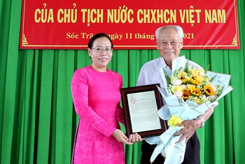 Lãnh đạo tỉnh Sóc Trăng trao Thư khen của Chủ tịch nước cho cụ Trần Cang.