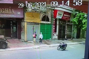 Dù không hoàn toàn đỡ được cháu bé, nhưng ông Hà vẫn làm giảm lực rơi, tránh cho cháu thương tích nặng (hình ảnh chụp từ camera nhà dân).