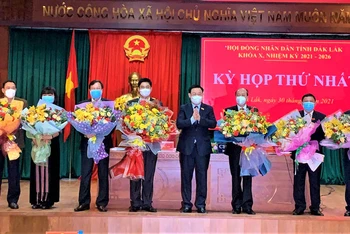 Chủ tịch Quốc hội Vương Đình Huệ chúc mừng các lãnh đạo chủ chốt Hội đồng nhân dân và Ủy ban nhân dân tỉnh Đắk Lắk, nhiệm kỳ 2021-2026.