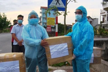 Doanh nghiệp tặng khẩu trang ủng hộ phòng, chống dịch cho huyện Tiên Lữ.