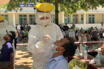 Ngành y tế Quảng Ngãi tăng tốc xét nghiệm cho người dân phường Phổ Thạnh và xã Phổ Châu, vùng dịch tâm dịch Covid-19.
