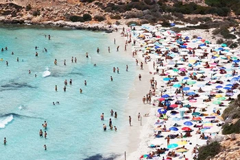 Du khách trên bãi biển trên đảo Lampedusa của Sicilia ngày 22/6/2021 (Ảnh: REUTERS)