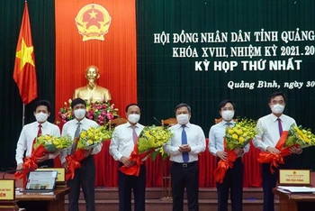 Bí thư Tỉnh ủy Quảng Bình Vũ Đại Thắng tặng hoa các đồng chí Thường trực HĐND tỉnh, nhiệm kỳ 2021-2026