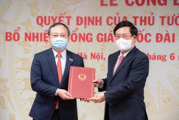 Phó Thủ tướng Phạm Bình Minh trao Quyết định bổ nhiệm Tổng Giám đốc Đài Tiếng nói Việt Nam cho đồng chí Đỗ Tiến Sỹ.