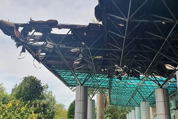 Tấm lợp trên khung sắt sảnh Tòa nhà hành chính Bệnh viện Nhi Thanh Hóa bị cháy.