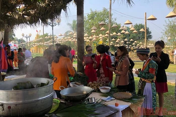Du khách khám phá ẩm thực Bến Tre tại Làng năm 2019.
