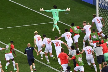 Thụy Sĩ ăn mừng đầy cảm xúc sau chiến thắng trên chấm luân lưu trước đương kim vô địch thế giới Pháp. (Ảnh: UEFA)