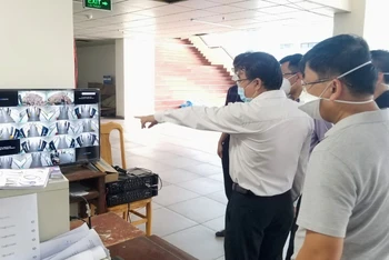 Đoàn kiểm tra khu cách ly tập trung tại Trường Đại học Ngoại ngữ - Tin học TP Hồ Chí Minh. (Ảnh: HOÀI THƯƠNG)