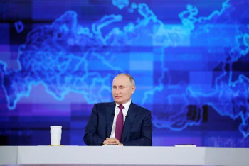 Tổng thống Nga V.Putin trong chương trình “Đường dây trực tiếp”. 