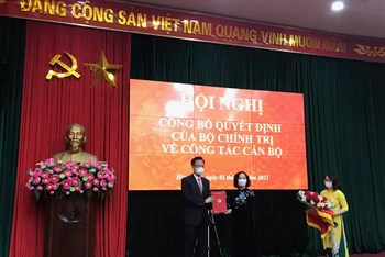 Đồng chí Trương Thị Mai trao Quyết định về việc điều động, bổ nhiệm cán bộ cho đồng chí Nguyễn Hữu Nghĩa.