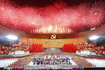 Chương trình nghệ thuật kỷ niệm 100 năm thành lập Đảng Cộng sản Trung Quốc. Ảnh TÂN HOA XÃ