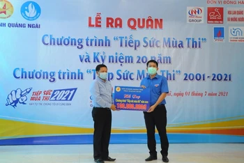 Chủ tịch Hội Doanh nhân trẻ tỉnh Quảng Ngãi Vi Nhất Trường trao biểu trưng tặng 100 suất học bổng cho thí sinh nghèo Quảng Ngãi. 