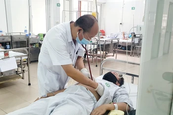 PGS, TS Đỗ Duy Cường thăm khám cho bệnh nhân tại Trung tâm bệnh nhiệt đới, Bệnh viện Bạch Mai.